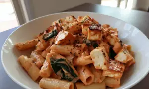 En krämig halloumi pasta med rigatoni, spenat och en smakrik tomatsås. Perfekt för en snabb och god middag.