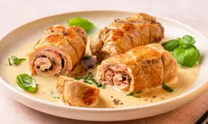 Kalbsrouladen in cremiger Sauce mit Basilikum garniert.