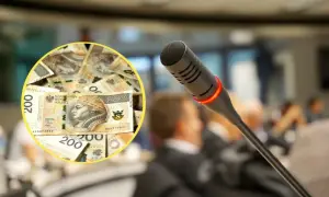 Kolaż: stos polskich banknotów 200 zł i mikrofon na tle sali obrad.