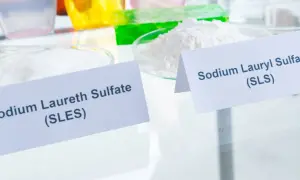 Dwa proszki w szalkach Petriego: Sodium Laureth Sulfate (SLES) i Sodium Lauryl Sulfate (SLS).