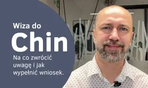 Wiza do Chin: poradnik, jak wypełnić wniosek i na co zwrócić uwagę. Mężczyzna z brodą uśmiecha się.