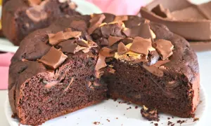 Torta al cioccolato soffice, decorata con pezzi di cioccolato avanzato. Un peccato di gola irresistibile!