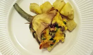 Gefüllte Artischocke mit Kartoffeln, ein köstliches Gericht, das zeigt, wie vielseitig rezepte mit frischen artischocken sein können.