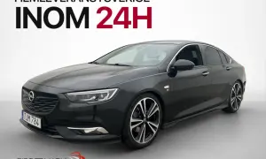 Svart Opel Insignia, redo för hemleverans i Sverige inom 24 timmar. En elegant sedan med sportiga fälgar.