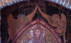 Aniołowie z symbolami Ewangelistów otaczają Jezusa. W tle słychać pieśń z psalm 150.