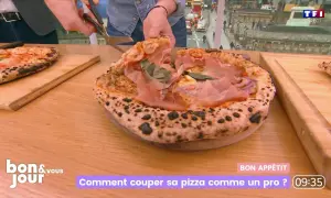 Une pizza al taglio généreuse, garnie de jambon cru et de basilic, est coupée avec des ciseaux. Un chef montre comment la découper comme un pro.