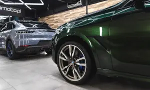 Błyszczące, zielone BMW i szare Porsche w studio auto detailing. Perfekcyjne wykończenie lakieru.