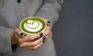 Zielone matcha latte z pianką w kształcie serca. Idealne co zamiast kawy na pobudzenie, gdy potrzebujesz energii i spokoju.