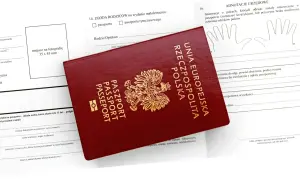 Formularz paszportowy z zaznaczoną zgodą rodziców na wydanie paszportu dla dziecka. Czy przy wyrabianiu dowodu dla dziecka muszą być oboje rodzice?