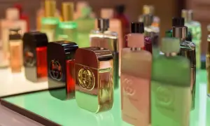 Czym się różni tester od perfum? Odkryj kluczowe różnice i zalety