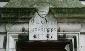 Napis "Weights and Measures Office" nad drzwiami, symbolizuje miarę długości w Anglii.