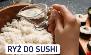 Dłoń wylewa płyn z sosjerki na ryż do sushi. Obok widać gotowe rolki sushi.