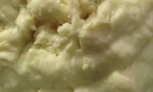 Un primo piano di cremoso purè di patate, pronto per essere gustato.