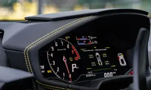 Cruscotto digitale con tachimetro, indicatore pressione pneumatici e temperatura. Per sapere dove vedere allestimento auto sul libretto, consulta il manuale.