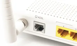Le port ADSL sur un routeur blanc, prêt à connecter votre connexion internet.