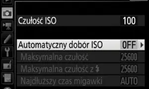 Menu aparatu: ustawienia czułości ISO. Widoczna opcja "Automatyczny dobór ISO" jest wyłączona (OFF). Użytkownik może wybrać tryb manualny w aparacie.