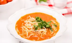Ile kalorii ma zupa pomidorowa z makaronem? Odkryj sekrety lekkiej wersji