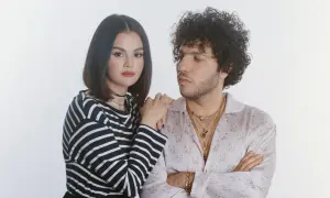 Selena Gomez i Benny Blanco w zbliżeniu, ona opiera rękę na jego ramieniu.