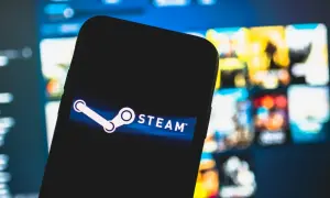 Smartfon z logo Steam. Dowiedz się, jak sprawdzić wartość konta Steam i jego zawartość.