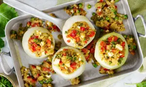 Gefüllte Kohlrabi-Schiffchen mit Quinoa, Tomaten und Erbsen. Köstliche Kohlrabi Rezepte für ein leichtes Gericht.