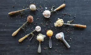 Verschiedene Eissorten in Eislöffeln, bereit zum Servieren. Perfekt, um eis selber machen zu wollen! Bunt bestreut mit Schokostückchen und Streuseln.