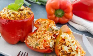 Gefüllte Paprikaschoten mit Reis und Feta – ein köstliches paprikaschoten rezept. Frisch, bunt und lecker!