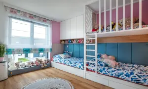 Uroczy pokoj dziecięcy aranżacja z piętrowym łóżkiem, mnóstwem pluszaków i kolorowymi dodatkami.