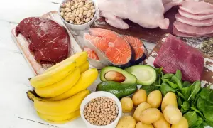 Bogactwo produktów bogatych w witamina b complex: wątróbka, łosoś, banany, awokado, ziemniaki, szpinak, mięso, drób, pistacje i ciecierzyca.