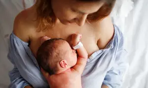 Matka tuli noworodka na piersi. To piękny obraz początku połogu, czasu regeneracji i budowania więzi.