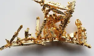 Złoto krystaliczne, przypominające miniaturową architekturę, ukazuje fascynujący proces, jak powstaje złoto.
