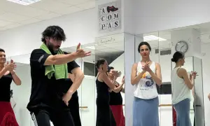 Clase de sevillanas rápidas con un instructor masculino y varias mujeres practicando.