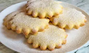 Pyszne, puszyste ciasteczka posypane cukrem pudrem. Idealne do kawy, jako inspiracja na przepis na ciastka.