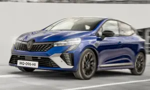 Niebieski Renault Clio 2024 pędzi po drodze, jego nowoczesny design i dynamiczna sylwetka przyciągają wzrok.