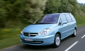 La Citroën C8, con i suoi interni spaziosi, sfreccia su una strada panoramica.