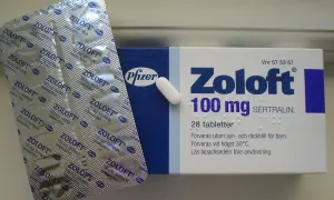 En förpackning och ett blister med Zoloft 100 mg, som innehåller sertralin för behandling av ångest.