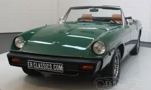 Grön Jensen Healey cabriolet med bruna säten. En klassisk sportbil redo för en solig dag.