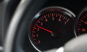 Obroty na zimnym silniku benzyna: wskaźnik obrotomierza pokazuje ok. 1500 obr/min.