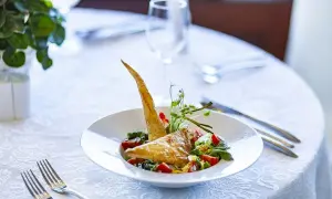 Eleganckie danie z ciasta francuskiego i warzyw na talerzu. Idealne miejsce, by w Świnoujściu dobrze i tanio zjeść.