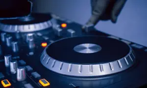 Twój pierwszy kontroler DJ: Jak uniknąć błędów i zacząć miksować?