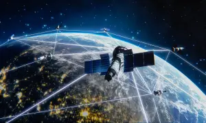 Satelity tworzą sieć Starlink wokół Ziemi, łącząc się ze sobą i oświetlając nocne miasta.