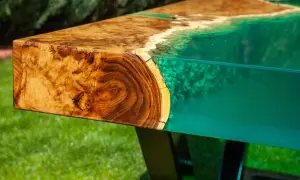 Tavolo con venature di legno e resina epossidica verde brillante. Attenzione: la resina epossidica è tossica.