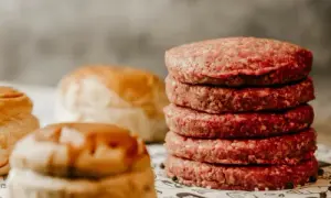 Ile smażyć burgera wołowego, aby był idealnie soczysty i smaczny