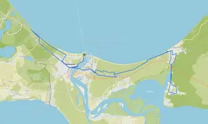 Mapa z zaznaczonymi trasami rowerowymi Świnoujście i okolicami, prowadzącymi przez tereny nadmorskie i leśne.