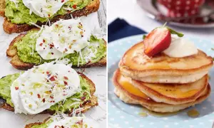 Avokadotoast med pocherat ägg och pannkakor med jordgubbar. Perfekta brunch recept för en härlig helgfrukost.