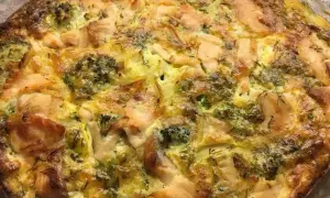 En gyllene laxpudding med broccoli och dill, redo att serveras. Ett perfekt laxpudding recept för middagen.