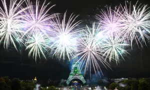 Spectaculaire feu d'artifice parisien illuminant la Tour Eiffel de mille feux. Des gerbes de lumière blanche et violette explosent dans le ciel nocturne.