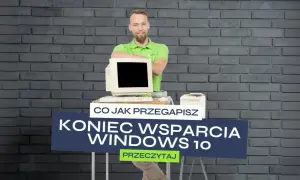 Mężczyzna w zielonej koszulce stoi obok starego komputera z monitorem CRT. Na ekranie widnieje napis "Koniec wsparcia Windows 10".