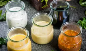 Fem olika burkar med hemlagade salladsdressingar. Ett perfekt salladsdressing recept för varje smak.