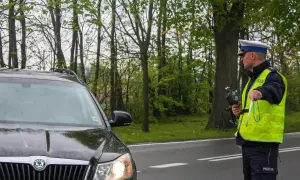 Policjant z radarem, art. 97 kw. Kontrola prędkości na drodze.