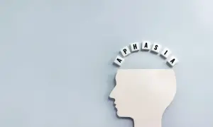 Biały profil głowy z literami tworzącymi napis "APHASIA" nad nim. Symbolizuje to afazję mieszaną, trudności w komunikacji.